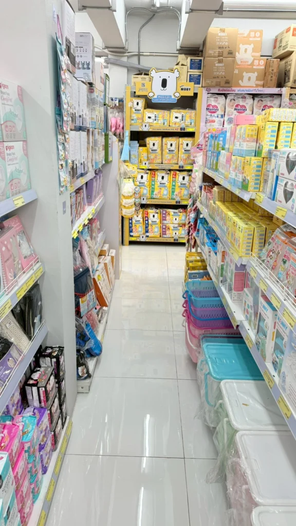 ทางเดินระหว่างชั้นวางสินค้าภายในร้าน Happyland Baby Shop เชียงใหม่