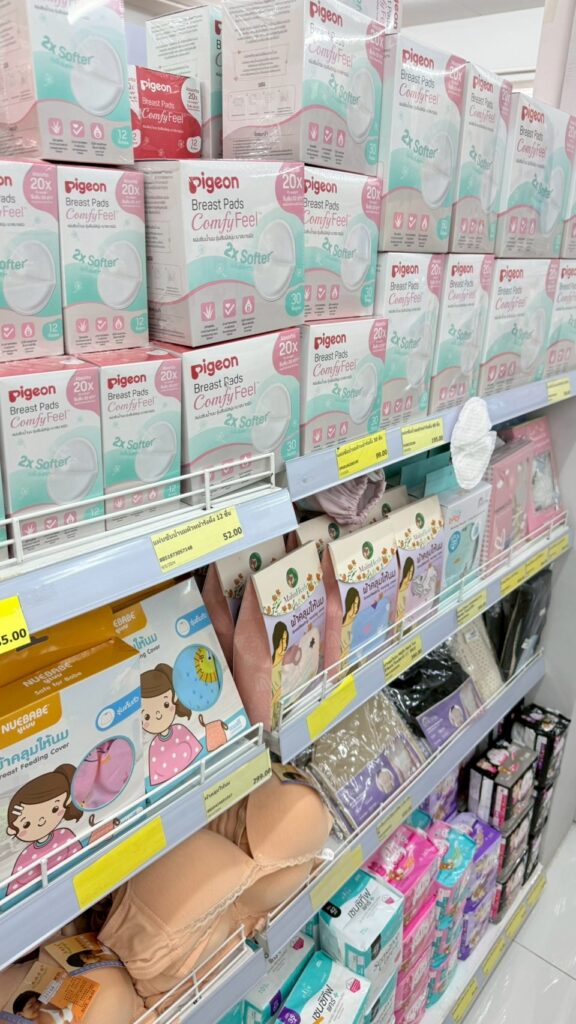 โซนผ้าอ้อมและแผ่นซับ Pigeon พนักงานกำลังจัดสินค้า ที่ร้าน เชียงใหม่
