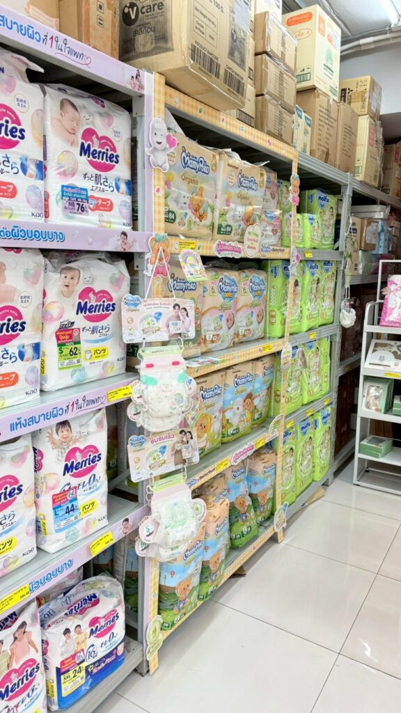 โซนผ้าอ้อมสำเร็จรูปหลายยี่ห้อและหลายไซซ์ ที่ร้านแม่และเด็ก เชียงใหม่