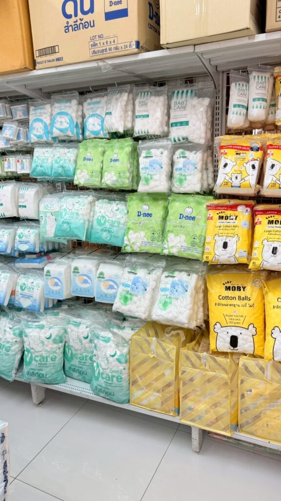 ชั้นวางผ้าอ้อมสาลูและผ้าเช็ดตัวเด็ก ที่ร้านแม่และเด็ก สันทราย เชียงใหม่