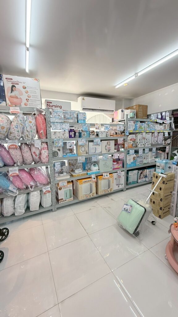ชั้นวางหมอนให้นมและของใช้คุณแม่หลังคลอด ที่ร้านแม่และเด็ก สันทราย เชียงใหม่