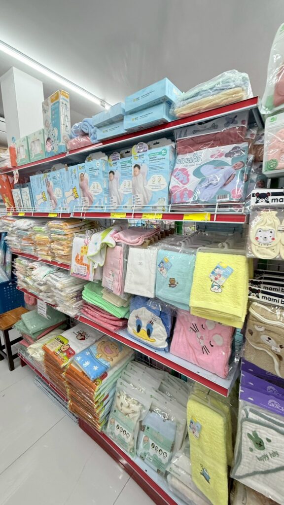 ชั้นวางของใช้เด็กอ่อนและชุดเตรียมคลอด ที่ร้าน สันทราย เชียงใหม่