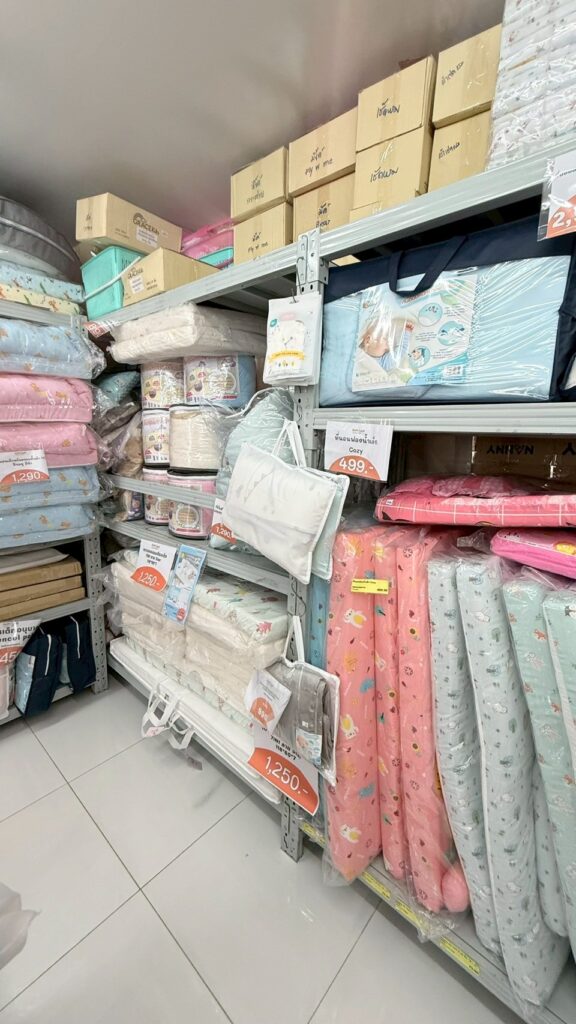 ชั้นวางที่นอนเด็กและอุปกรณ์ห้องนอนเด็ก ที่ร้าน สันทราย เชียงใหม่