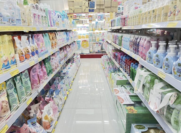 ชั้นวางของใช้ประจำวัน น้ำยาซักผ้าและผลิตภัณฑ์อาบน้ำ ที่ร้าน Happyland
